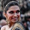 Aktris India dan anggota Juri Seleksi Resmi Deepika Padukone tersenyum saat dia tiba untuk menghadiri pemutaran film "Final Cut (Coupez !)" menjelang upacara pembukaan Festival Film Cannes edisi ke-75 di Cannes, Prancis selatan (17/5/2022). (AFP Photo/LOIC VENANC)