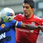 Duel antara kapten MU Patrice Evra (kiri) dan striker Liverpool Luis Suarez di laga lanjutan EPL berjuluk North West Derby yang digelar di Anfield Stadium, 15 Oktober 2011. Skor 1-1. AFP PHOTO / ANDREW YATES