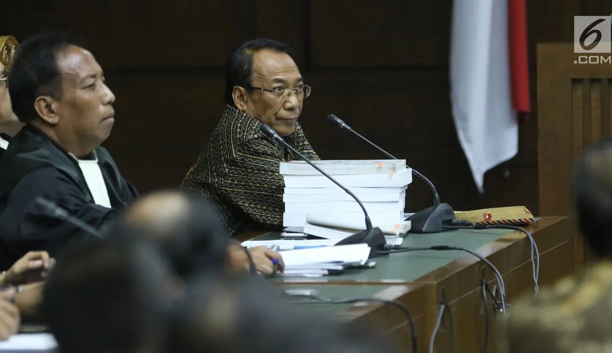 Mantan Menteri ESDM, Jero Wacik saat mengikuti sidang pengajuan Peninjauan Kembali atas putusan kasasi kasus dana operasional menteri (DOM) di PN Jakarta Pusat, Senin (13/8). Sidang mendengar kesaksian Wapres Jusuf Kalla. (Liputan6.com/Helmi Fithriansyah)