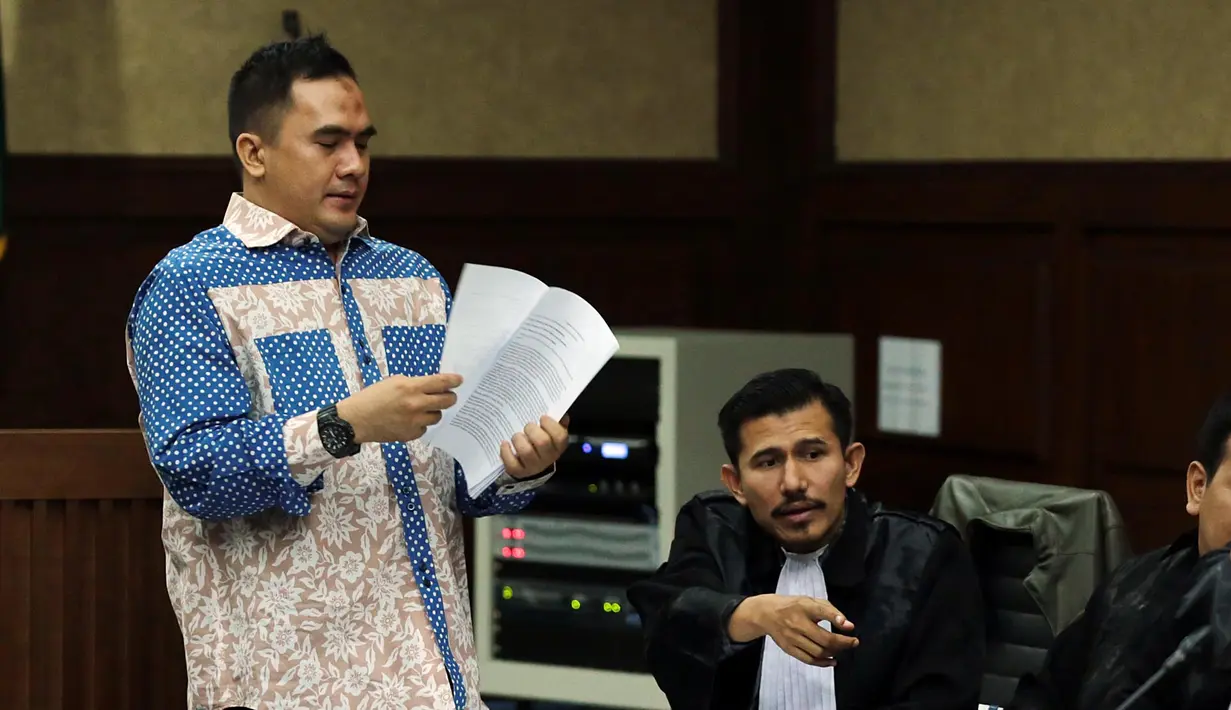 Saipul Jamil membacakan pledoi atau keberatan atas tuntutan jaksa penuntut umum hari ini Rabu (26/7/2017). Dalam sidang sebelumnya, Saipul dituntut empat tahun penjara dan denda uang 100 juta. (Deki Prayoga/Bintang.com)