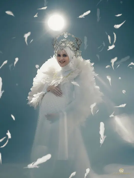 Dikaruniai seorang anak tentunya Cut Meyriska memiliki pembelajaran dan pengalaman baru menjadi ibu. Salah satu hal yang dipelajarinya adalah cara memberuja ASI eksklusif untuk jagoan kecilnya. (Instagram/cutratumeyriska)