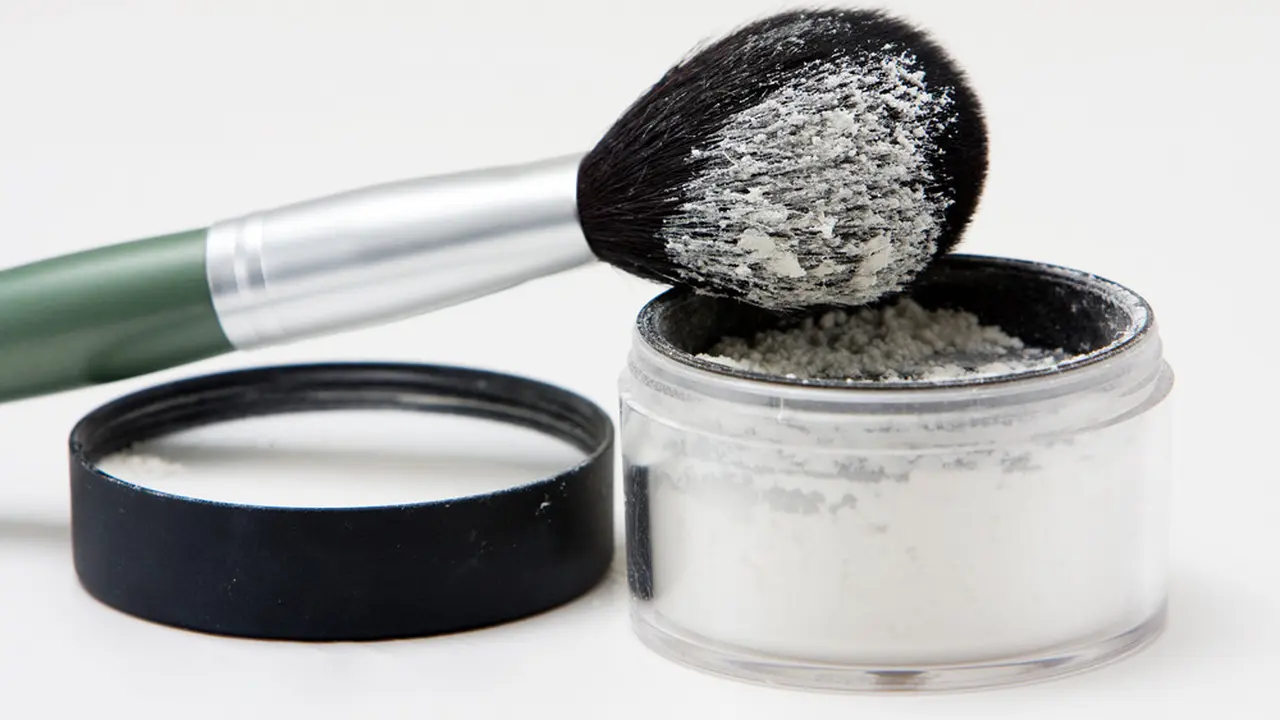 Trik Mengaplikasikan Concealer untuk Samarkan Mata Panda, Bye Wajah Lelah!
