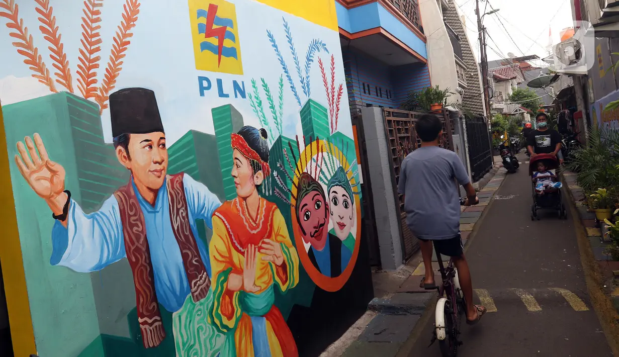 Pesepeda melintas di depan mural bertema budaya Betawi di kawasan Kampung Sentra Kreatif, RW 006 Kota Bambu Selatan, Jakarta, Rabu (3/11/2021). Pengembangan kawasan perkampungan ini bertujuan untuk mengunggah semangat masyarakat agar melestarikan budaya. (Liputan6.com/Herman Zakharia)