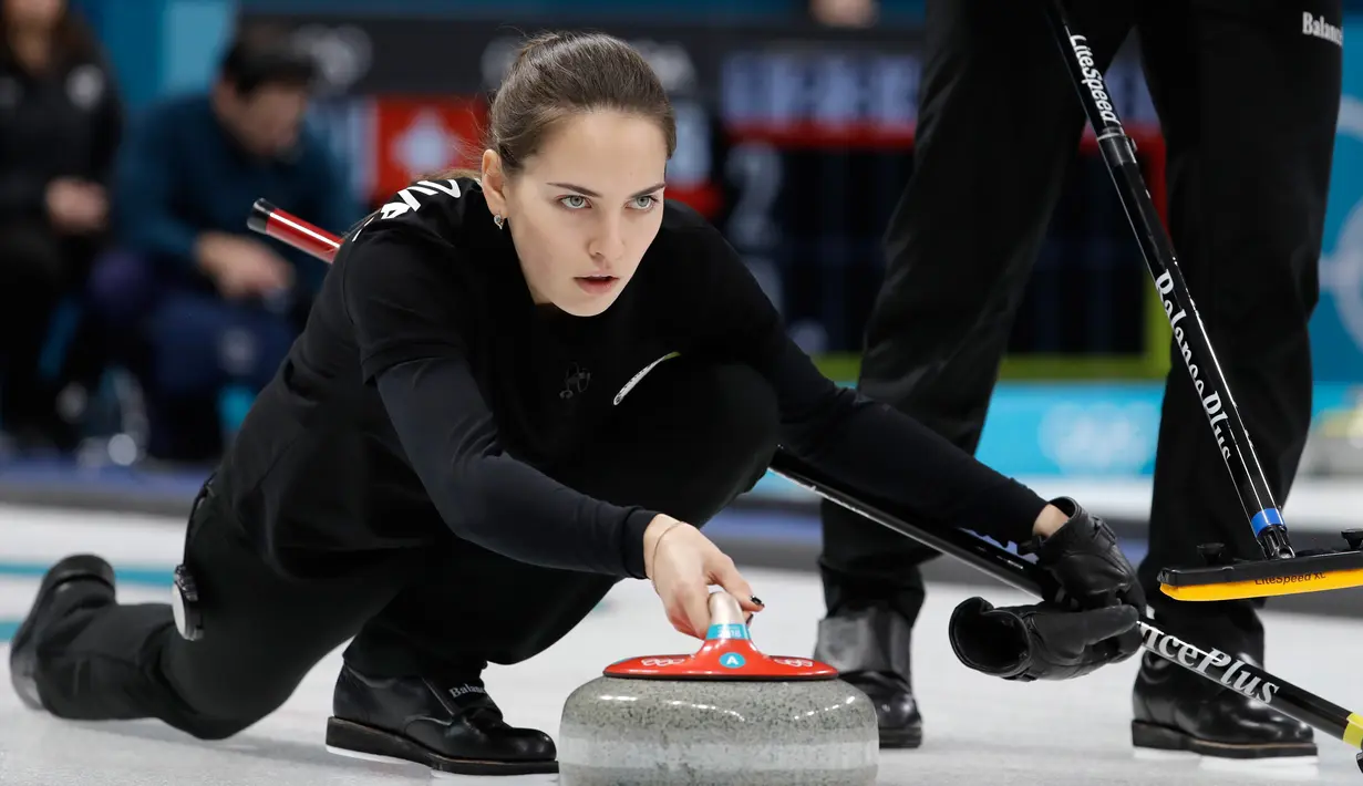 Atlet Curling dari Rusia Anastasia Bryzgalova konsentrasi saat melempar batu dalam pertandingan curling di Olimpiade Musim Dingin 2018 di Gangneung, Korea Selatan (10/2). (AP Photo / Natacha Pisarenko)