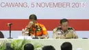 Kepala Basarnas Marsekal Madya M Syaugi menangis saat memaparkan evaluasi proses evakuasi Lion Air JT 610 di hadapan keluarga korban, Jakarta (5/11). Konfrensi pers tersebut memberikan hasil perkembangan pencarian korban. (Liputan6.com/Immanuel Antonius)