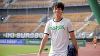 Striker Persebaya, Rishadi Fauzi terpaksa tidak pulang kampung ke Tangerang pada awal Ramadan ini. (Bola.com/Zaidan Nazarul)