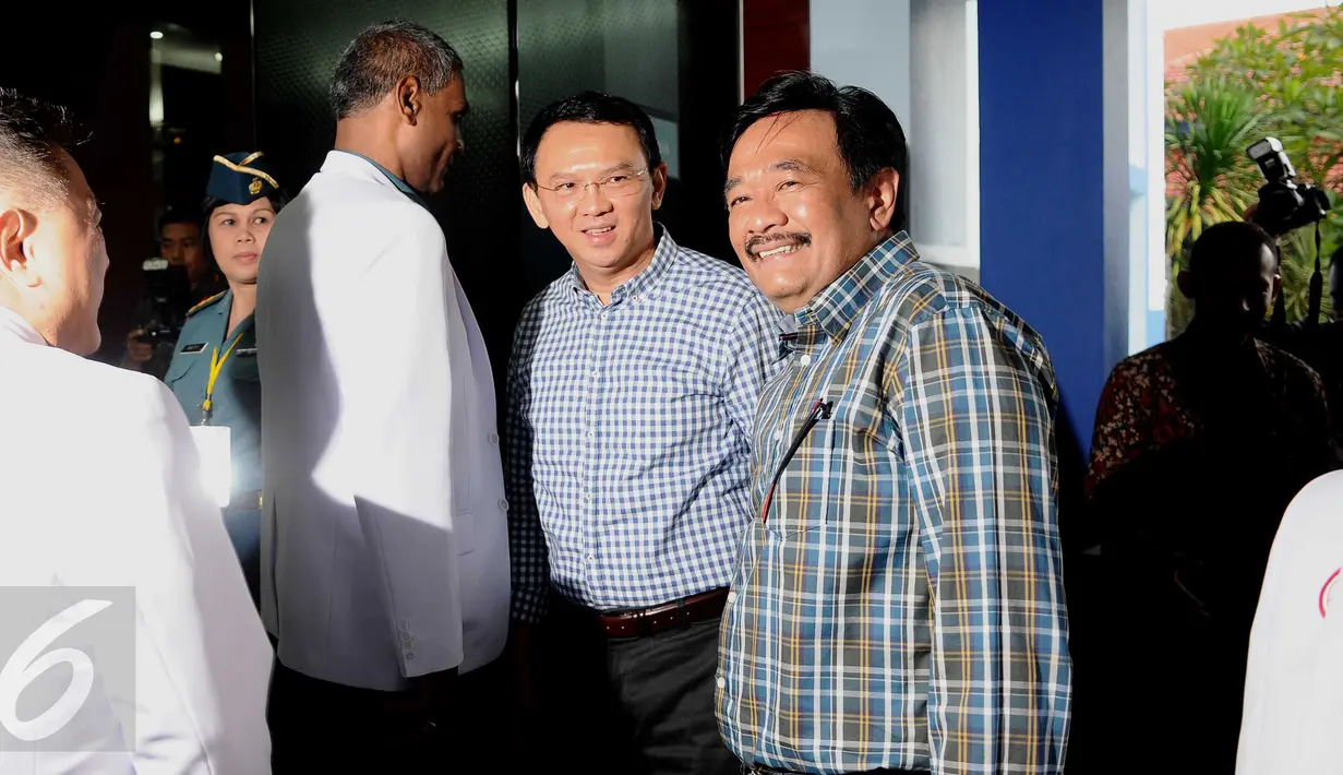  Pasangan Cagub Cawagub DKI Jakarta 2017 Basuki Tjahaja Purnama dan Djarot Saiful Hidayat kompak mengenakan kemeja kotak-kotak saat akan menjalani tes kesehatan di RSAL Dr. Mintoharjo, Jakarta, Sabtu (24/9). (Liputan6.com/Gempur M Surya). 