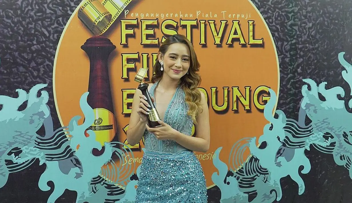 Berperan sebagai Ariana Wiraguna dalam serial televisi Suami Pengganti, Laura Theux raih penghargaan Festival Film Bandung 2022 kategori Pemeran Wanita Terpuji Serial Televisi. Terjun ke industri hiburan tahun 2012, artis kelahiran Bali ini baru pertama kali sabet piala. Persaingan di dunia hiburan tidaklah mudah, setiap artis Tanah Air semengat berkarya untuk memberikan hiburan kepada masyarakat Indonesia. (Liputan6.com/IG/@laura_theux)
