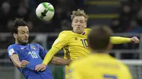 Gelandang Italia, Marco Parolo, duel udara dengan gelandang Swedia, Emil Forsberg, pada laga leg kedua playoff Piala Dunia 2018, di Stadion Giuseppe Meazza, Senin (13/11/2017). Italy bermain imbang 0-0 dengan Swedia. (AFP/Miguel Medina)