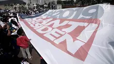 Massa mengibarkan bendera raksasa bertuliskan '#2019GantiPresiden' saat deklarasi akbar di Monas, Jakarta, Minggu (6/5). Massa menyerukan pergantian presiden secara konstitusional melalui Pilpres 2019. (Merdeka.com/Iqbal Nugroho)