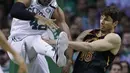 Aksi pemain Boston, Al Horford (42) saat berebut bola dengan pemain Cleveland, Kyle Korver (26) pada gim kelima final NBA Wilayah Timur di TD Garden, Boston, (23/5/2018). Boston Celtics menang 96-83. (AP/Charles Krupa)