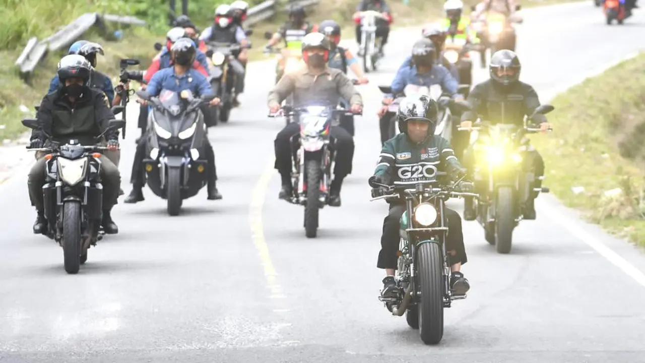 Presiden Jokowi bersama sejumlah menteri menjajal jalanan di Kabupaten Toba, Sumatera Utara, Rabu (2/2/2022)
