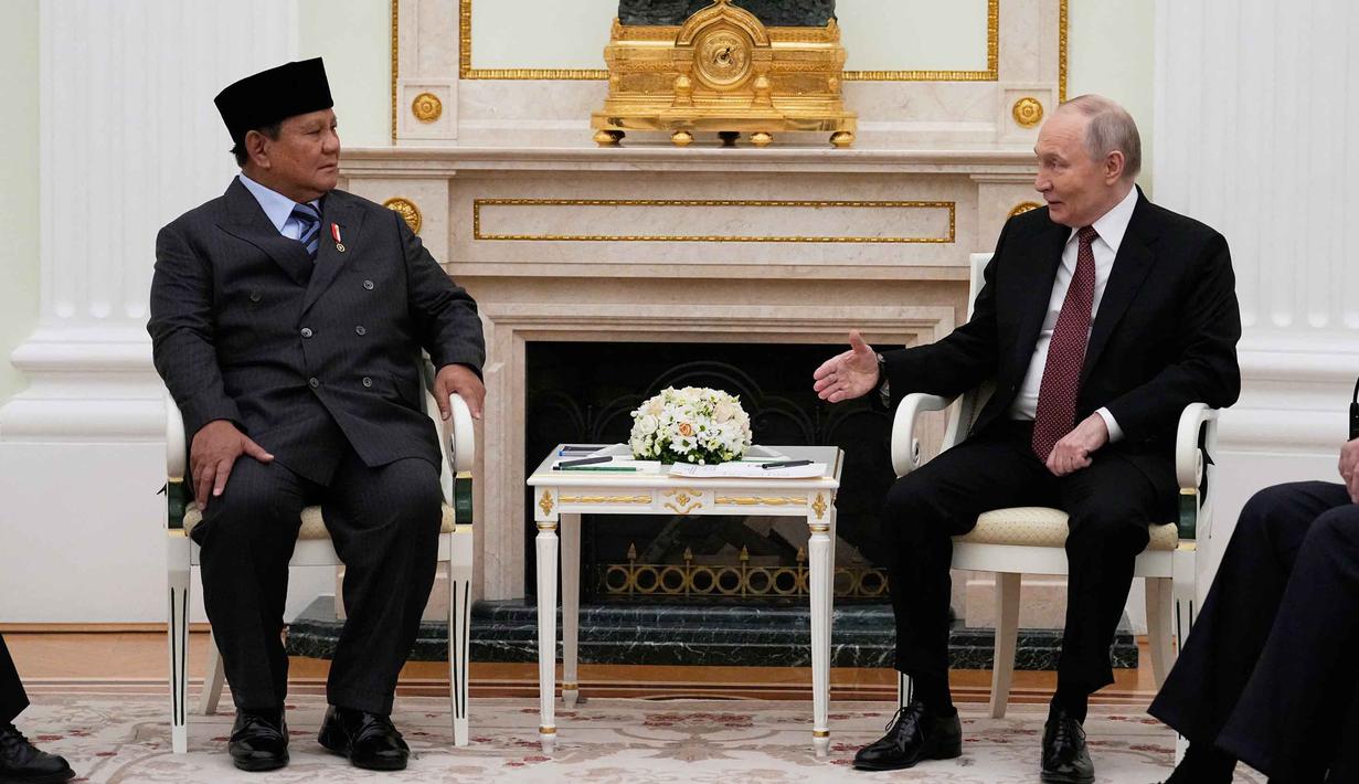 Diketahui, pertemuan Presiden Prabowo Subianto dan Presiden Rusia Vladimir Putin akan difokuskan pada isu-isu yang berkaitan dengan pengembangan lebih lanjut kemitraan strategis antara Rusia dan Indonesia. Tampak dalam foto, Presiden Republik Indonesia, Prabowo Subianto (kiri) berbincang dengan Presiden Rusia Vladimir Putin saat pertemuan mereka di Istana Senat Kremlin, Moskow pada Rabu 10 Desember 2025. (Alexander Zemlianichenko/POOL/AFP)