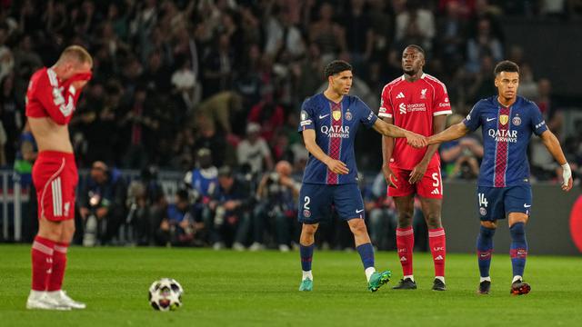 Pemain PSG Desire Doue (kanan) disambut oleh Achraf Hakimi setelah mencetak gol pada laga leg pertama perempat final Liga Champions antara PSG vs Liverpool