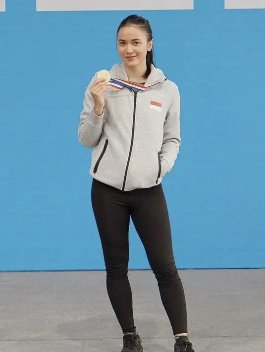 <p>Tampilannya semakin berkharisma ketika memamerkan medali emas. &nbsp;Nandhira&nbsp;mengenakan jaket abu-abu berlambangkan bendera merah putih dengan lengging hitamnya.&nbsp;&nbsp;@nandiraraa</p>