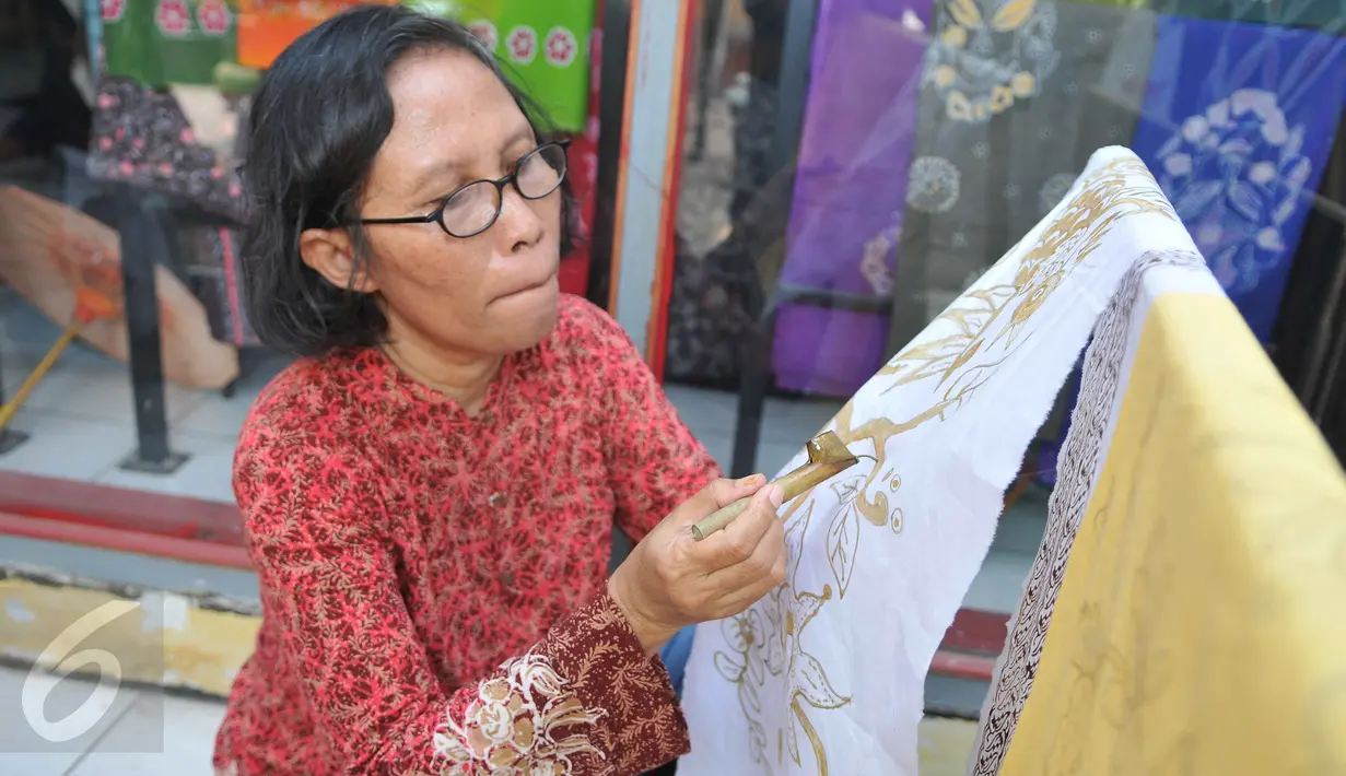 Seorang ibu membatik tulis bersama di Kampung Batik di Palbatu, Jakarta, Jumat (2/10). Kegiatan dalam rangka memperingati Hari Batik Nasional tersebut untuk memupuk rasa cinta akan batik sebagai warisan budaya asli Indonesia. (Liputan6.com/Gempur M Surya)