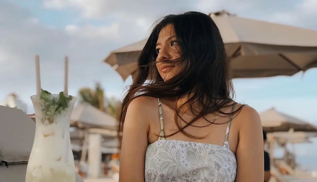 Shaloom Razade kerap memanjakan dirinya dengan berlibur. Melalui akun Instagramnya, ia kerap membagikan momen travelling di berbagai belahan dunia. Liburan kali ini, Shaloom tampak cantik saat tak mengenakan makeup. (Liputan6.com/IG/@sharazaaa)
