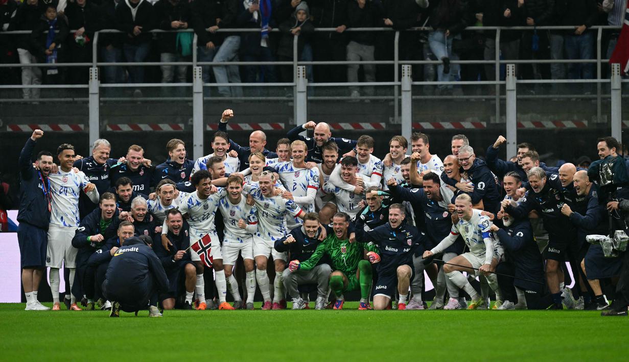 Ia  mengemas 16 gol dari delapan pertandingan sepanjang babak kualifikasi. Ia unggul delapan gol dari Marko Arnautovic (Austria), Harry Kane (Inggris), dan Memphis Depay (Belanda). Tampak dalam foto, Timnas Norwegia merayakan kemenangan di akhir pertandingan kualifikasi Piala Dunia 2026 zona Eropa melawan Italia, di Stadion San Siro, Milan, pada 16 November 2025. (Stefano RELLANDINI/AFP)