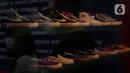 Produk yang ditawarkan pada acara Urban Sneaker Society 2021 di JCC, Senayan, Jakarta, Minggu (5/12/2021). Acara menghadirkan kegiatan seperti NFT Gallery, Sneaker Museum dan juga Raffle yang menjadi salah satu daya tarik Urban Sneaker Society dari tahun ke tahun. (Liputan6.com/Herman Zakharia)