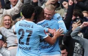 Erling Haaland merayakan gol keduanya bersama rekan setim Manchester City saat menghadapi Liverpool di perempat final FA Cup di Etihad Stadium, Sabtu, 4 April 2026. (AFP/Darren Staples)