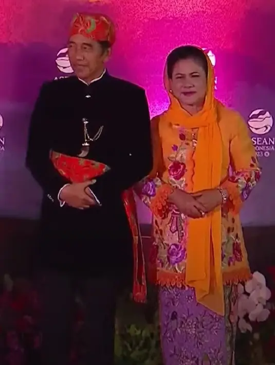 Kebaya yang dikenakan Iriana Jokowi ini serupa dengan yang pernah dikenakan sang menantu Erina Gudono. Kebaya oranye bermotif floral yang tak kalah cantik, dipadu kain batik sebagai rok, dan selendang oranye yang serasi. [Foto: YouTube Sekretariat Presiden]