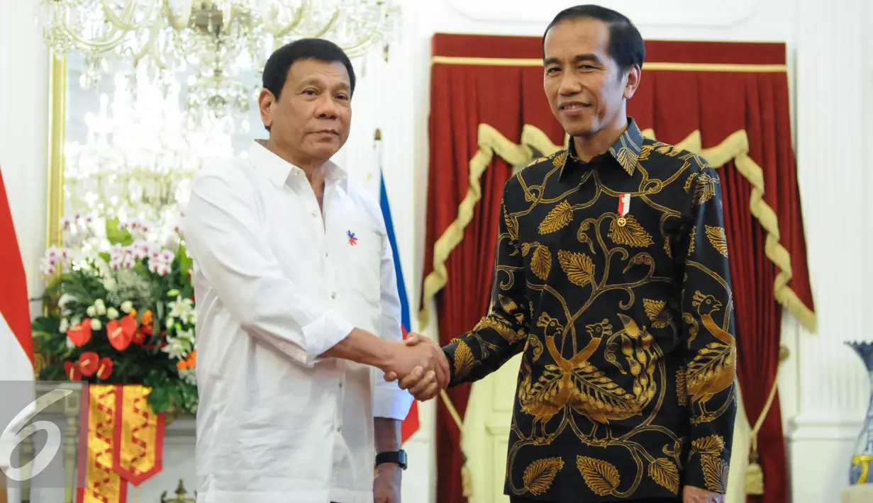 Presiden Joko Widodo dan Presiden Rodrigo Duterte berjabat tangan di Istana Negara, Jakarta, Jumat (9/9). Duterte memilih Indonesia sebagai tujuan pertama kunjungan kenegaraannya. (Liputan6.com/Faizal Fanani)