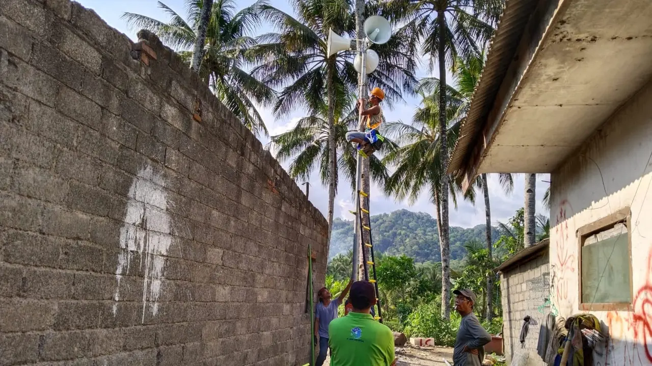Pemasangan EWS peringatan dini longsor di Dusun Kandangan Banyuwangi (Istimewa)
