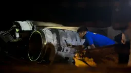 Petugas memeriksa puing-puing pesawat yang mengalami kecelakaan di ujung landasan pacu 24 di Bandara Internasional Ninoy Aquino, Manila, Filipina (29/3/2020).  Pesawat Lionair mengalami kecelakaan di Manila pada Minggu malam, 29 Maret 2020. Total delapan penumpang tewas. (Xinhua/Rouelle Umali)