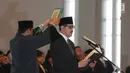 Dody Budi Waluyo mengucapkan sumpah jabatan sebagai Deputi Gubernur BI di Gedung Mahkamah Agung RI, Jakarta, Rabu (18/4). Pengucapan sumpah jabatan dilakukan langsung oleh Ketua MA, M Hatta Ali. (Liputan6.com/Helmi Fithriansyah)