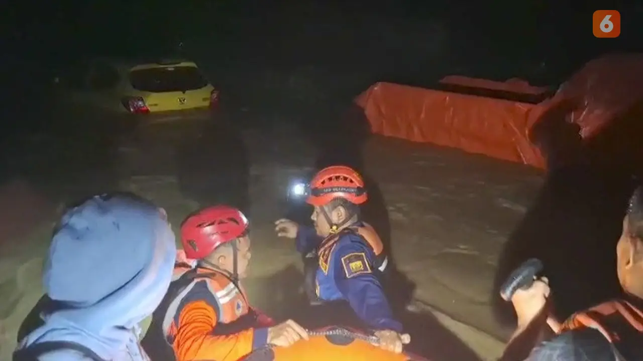 Tim Sar saat mengevakuasi korban banjir di kawasan perumahan Pratama Indah Residence yang berada di Kampung Sumur Tujuh, Desa Bojong, Kecamatan Cikembar, Kabupaten Sukabumi. (Liputan6.com/Fira Syahrin).
