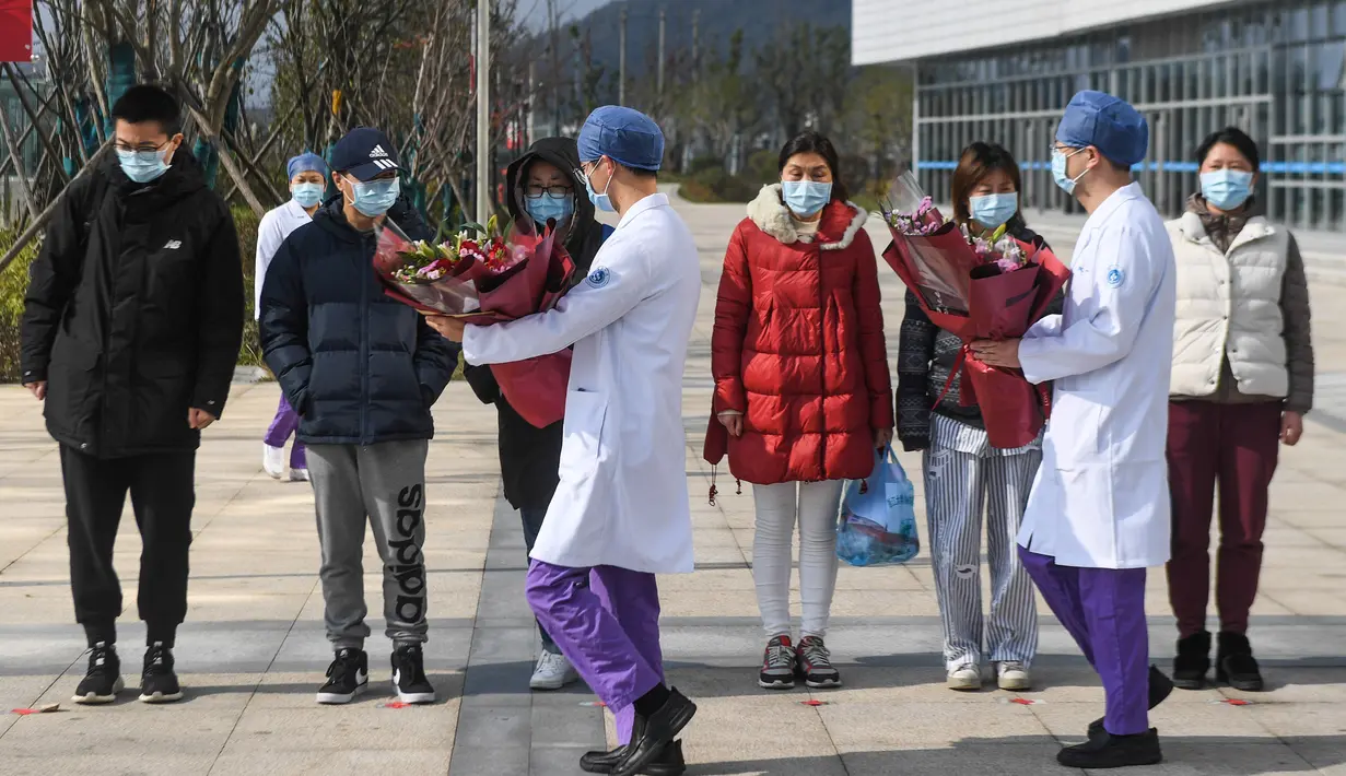 Sejumlah pasien yang dinyatakan sembuh dari virus corona diberi bunga oleh petugas medis di Rumah Sakit Afiliasi Pertama Universitas Zhejiang di Hangzhou, Provinsi Zhejiang, China, Rabu (5/2/2020). Mereka dinyatakan sembuh dan sudah diizinkan pulang dari rumah sakit. (Xinhua/Xu Yu)