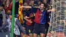 10. Luis Figo, saat berusia 23 tahun, legenda Portugal ini didatangkan Cruyff ke Barcelona dari Sporting. Meski kebersamaan mereka hanya satu musim, namun Cruyff lah orang berpengaruh yang membawa gelandang ini ke La Liga. (AFP/Phillippe Desmazes)