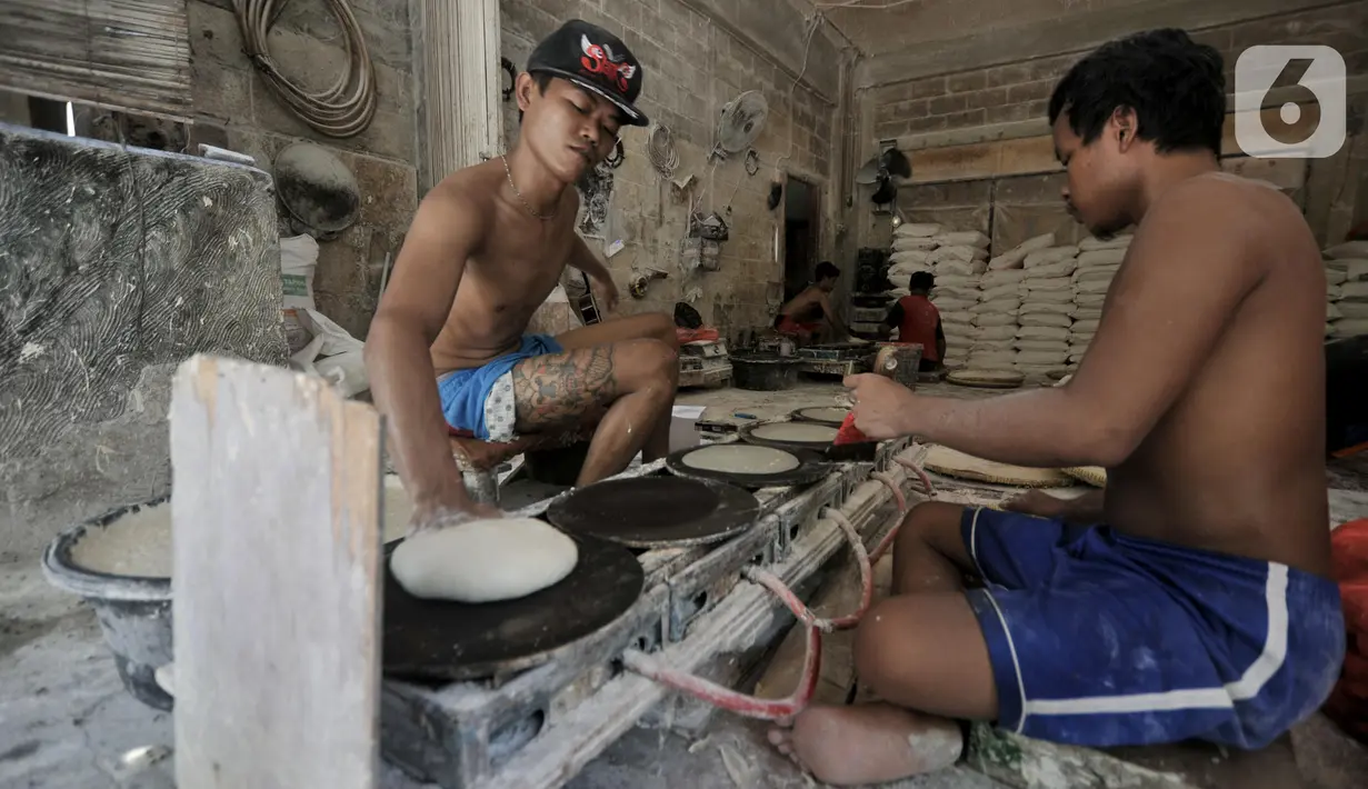 Pekerja menyelesaikan produksi kulit lumpia di rumah industri Rusun Griya Tipar Cakung, Jakarta, Kamis (28/11/2019). Penyediaan Kredit Usaha Rakyat (KUR) dengan bunga rendah diharapkan dapat menjadi peluang bagi pelaku UMKM dalam mengembangkan bisnis dan daya saing. (merdeka.com/Iqbal Nugroho)