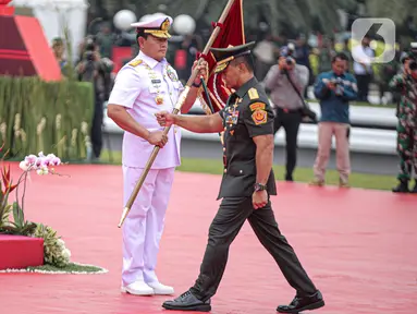 Mantan Panglima TNI Jenderal TNI Andika Perkasa (kanan) berjalan usai menyerahkan panji TNI kepada Panglima TNI Laksamana TNI Yudo Margono (kiri) pada acara serah terima jabatan Panglima di Mabes TNI, Cilangkap, Jakarta, Selasa (20/12/2022). Yudo Margono dilantik sebagai Panglima TNI oleh Presiden Joko Widodo pada 19 Desember 2022 berdasarkan Keputusan Presiden Republik Indonesia Nomor 91/TNI/2022 tentang Pemberhentian dan Pengangkatan Panglima Tentara Nasional Indonesia. (Liputan6.com/Faizal Fanani)