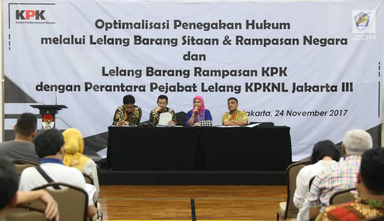 Suasana lelang yang digelar di Gedung Komisi Pemberantasan Korupsi (KPK), Jumat (24/11). Barang yang dilelang diantaranya barang elektronik, kendaraan bermotor, perhiasan, dan barang seni berupa lukisan. (Liputan6.com/Immanuel Antonius)