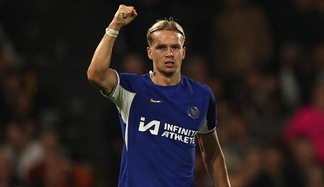 Selebrasi pemain Chelsea, Mykhailo Mudryk , setelah mencetak gol ke gawang Fulham dalam pertandingan pekan ketujuh Premier League 2023/2024 yang digelar di Craven Cottage, Selasa (3/10/2023) dini hari WIB. Gol yang dicetak pada menit ke-18 tersebut merupakan gol perdana pemain dengan julukan Neymar dari Ukraina selama berseragam Chelsea. (AFP/Adrian Dennis)