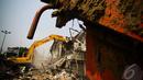 Petugas Satpol PP tampak sibuk merobohkan bangunan dengan alat berat di jalur yang akan dibangun proyek MRT koridor Lebak Bulus-Senayan, Jakarta, Rabu (3/9/2014) (Liputan6.com/Faizal Fanani)