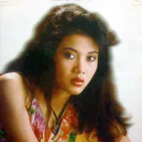 Penyanyi asal Bandung Poppy Mercury juga meninggal saat dipuncak karier. Penyanyi yang populer lewat lagu Surat Undangan itu meninggal dunia dalam usia 22 tahun. Meninggal akibat komplikasi Maag, radang tenggorokan dan rematik. (Istimewa)