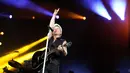 Bagaimana tidak berbeda pada penampilan mereka, usia para personel Bon Jovi memang sudah tidak lagi muda, namun soal aksi panggung, mereka masih tetap 'menggila'. (Foto: Faizal Fanani/Liputan6.com)