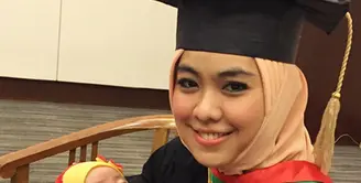 Sebagai ibu dari dua anak dan kesibukannya menjalankan usaha, Oki Setiana Dewi masih terus menyelesaikan kuliah S2-nya. (Instagram/okisetianadewi)