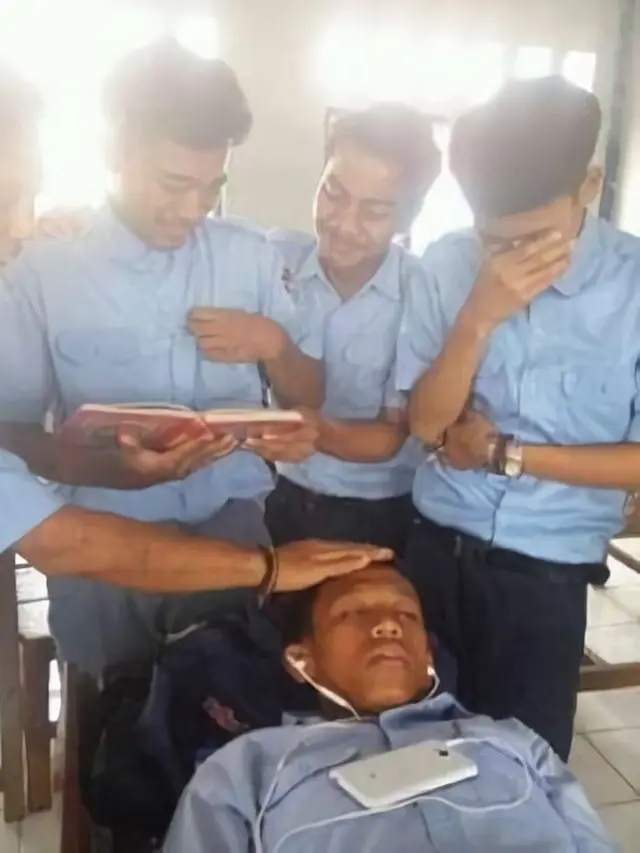 6 Potret Nyeleneh Orang Tidur Ini Malah Dikerjain Teman