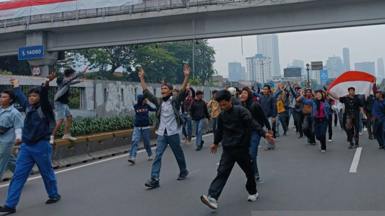 Demo di DPR Ricuh, Massa Aksi Mulai Anarki Dihalau Pakai Water Cannon