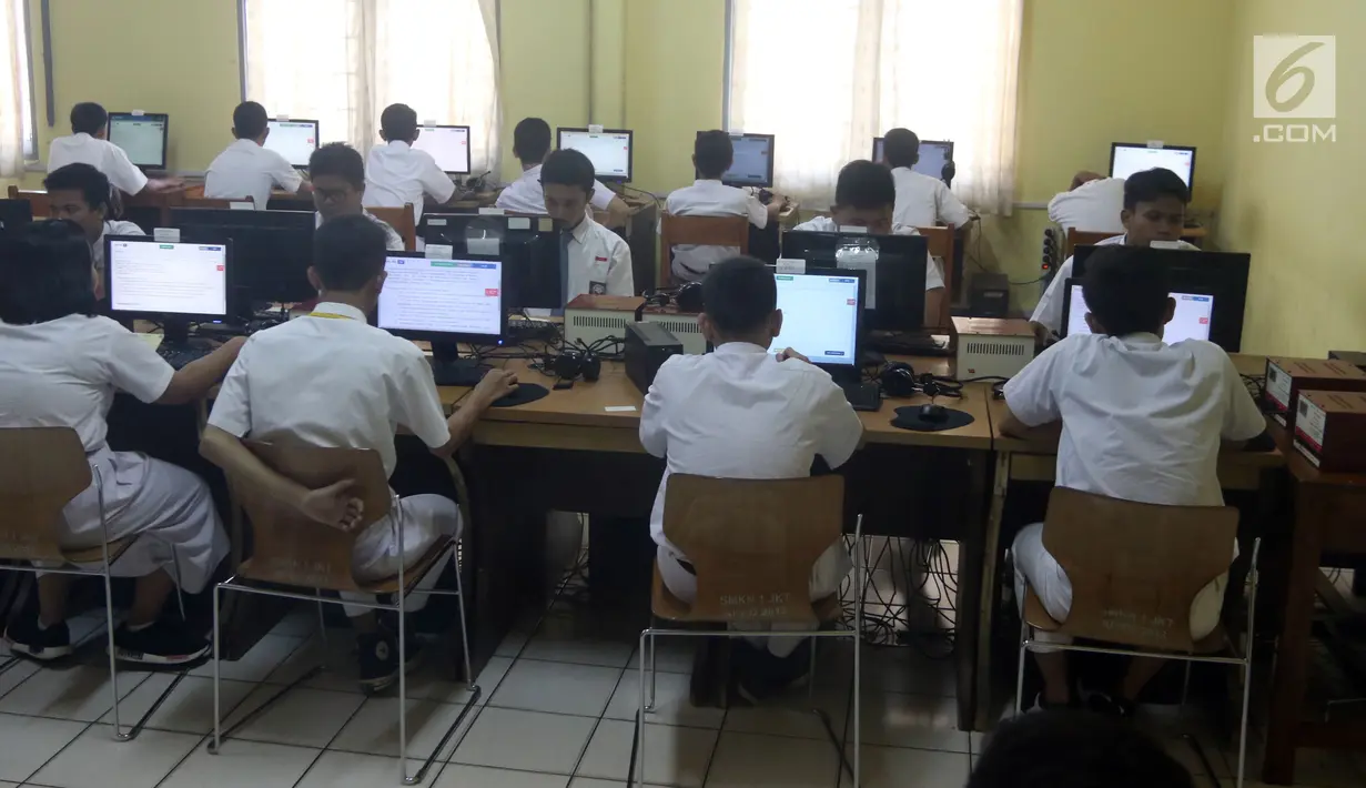 Sejumlah pelajar SMK Negeri 1 mengikuti Ujian Nasional Berbasis Komputer (UNBK) di Jakarta, Senin (2/4). Pada hari pertama, para siswa SMK mengerjakan mata pelajaran Bahasa Indonesia. (Liputan6.com/Arya Manggala)