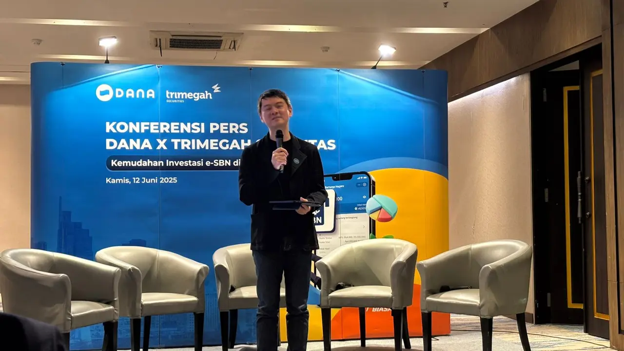 CEO & Co-Founder DANA Indonesia, Vince Iswara,  dalam peluncuran e-SBN DANA x Trimegah, di Jakarta, Kamis (12/6/2025). (Tira/Liputan6.com)