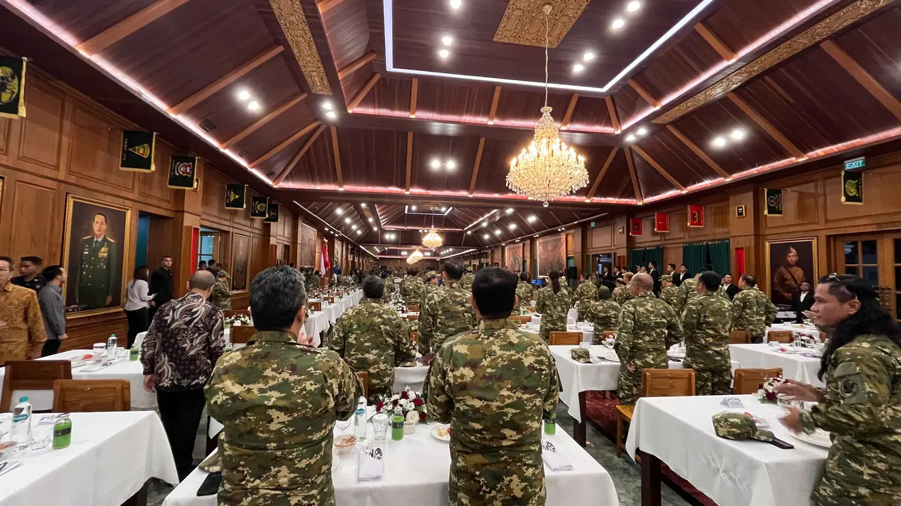 Presiden Prabowo Subianto menggelar gala dinner atau santap makan malam bersama para anggota Kabinet Merah Putih dan Taruna Akademi Militer (Akmil) Magelang, Jumat (25/10/2024).