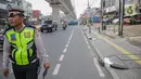 Petugas satlantas mensterilkan jalur sepeda di kawasan Blok A, Jakarta, Senin (25/11/2019). Para pelanggar itu akan dikenakan denda maksimal sebesar Rp 500.000 atau pidana pinjara maksimal 2 bulan. (Liputan6.com/Faizal Fanani)