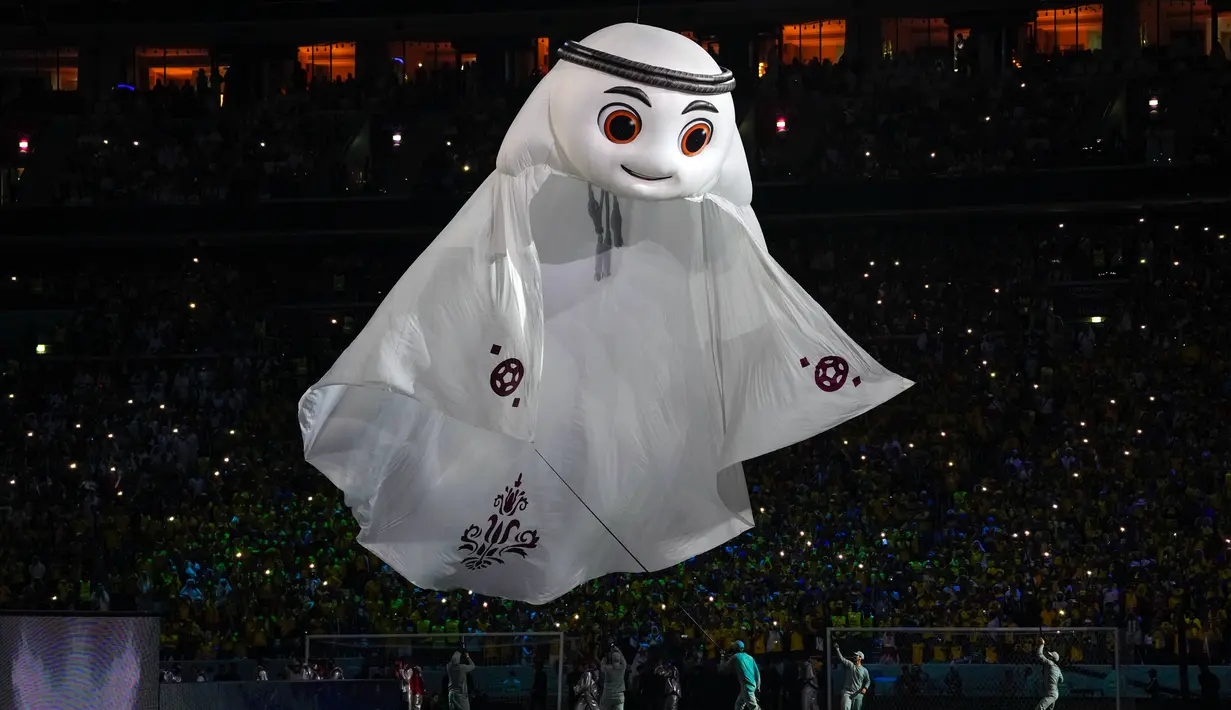 Maskot Piala Dunia Qatar, La'eeb, ditampilkan saat upacara pembukaan sebelum pertandingan sepak bola Grup A antara Qatar dan Ekuador di Stadion Al Bayt, Al Khor, Qatar, 20 November 2022. Melansir situs resmi FIFA, La'eeb dalam bahasa Arab berarti pemain dengan kemampuan super. (AP Photo/Manu Fernandez)