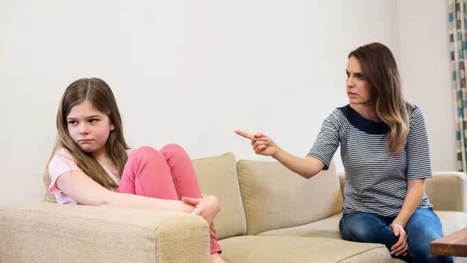 Seorang anak perempuan mengacuhkan nasihat ibunya (Foto Dok: Freepik/peoplecreations)