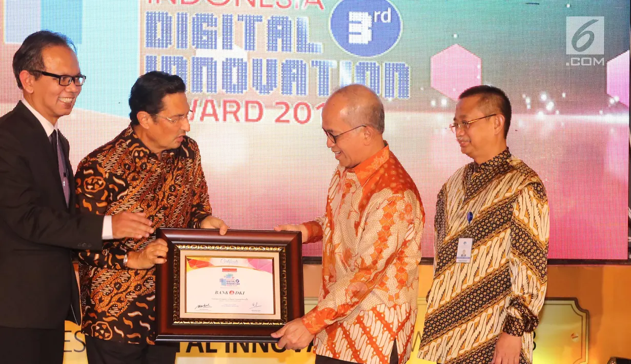 Dirut Bank DKI, Kresno Sediarsi (kedua kanan) menerima penghargaan Innovative Company in Digital Financial Services kategori Bank Pembangunan Daerah ) pada Indonesia Digital Innovative Awards 2018 di Jakarta,Jumat (25/05). (Liputan6.com/Pool/Budi)