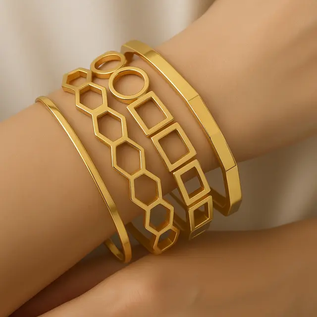 Model Gelang Emas Bertumpuk yang Lagi Tren di 2025